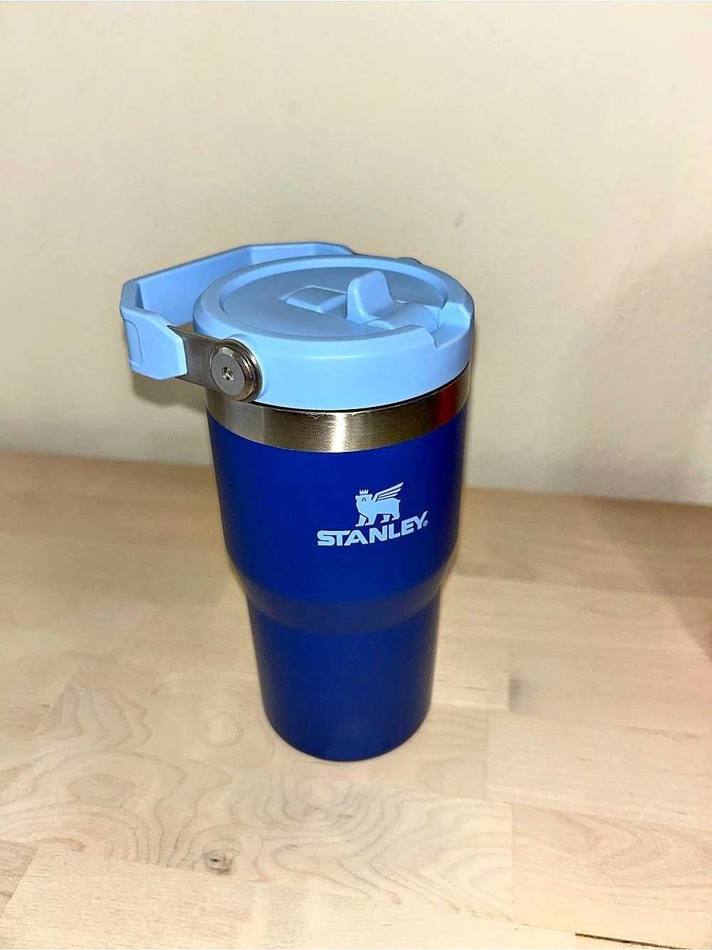 Stanley The IceFlow Flip Straw Tumbler 20 oz Blue